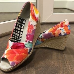 TOMS flower wedges